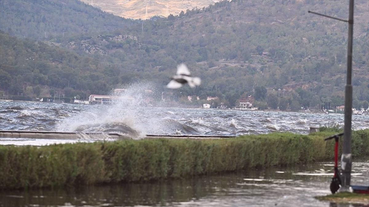 Meteorolojiden batı kesimleri için fırtına uyarısı