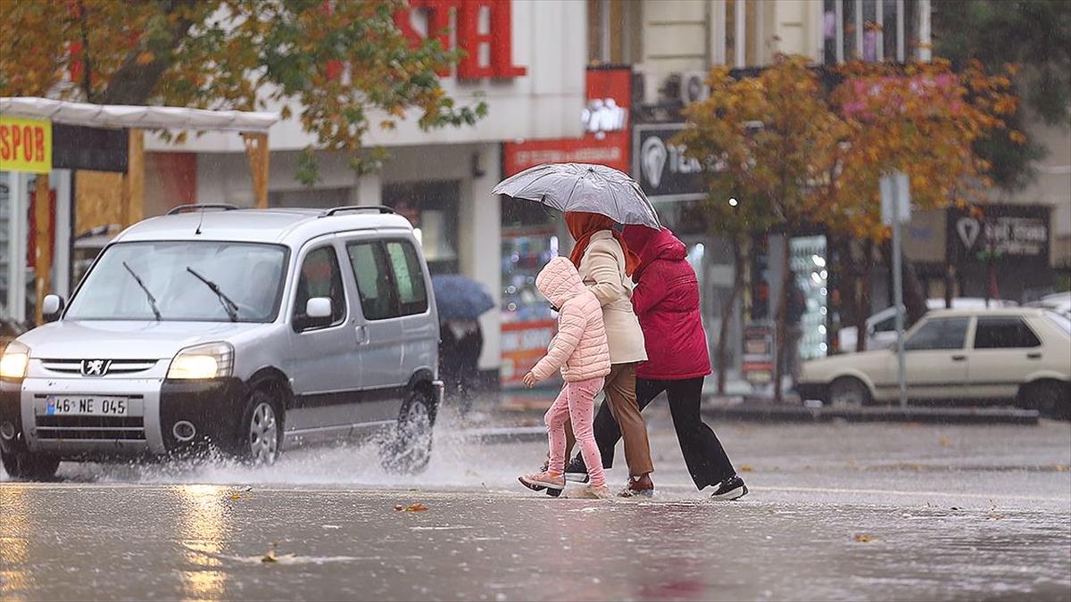 Meteorolojiden bazı iller için kuvvetli sağanak uyarısı