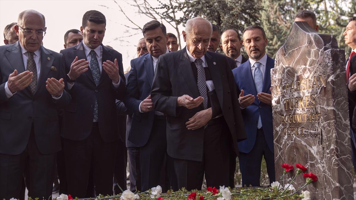 MHP Genel Başkanı Bahçeli, Alparslan Türkeş'in kabrini ziyaret etti