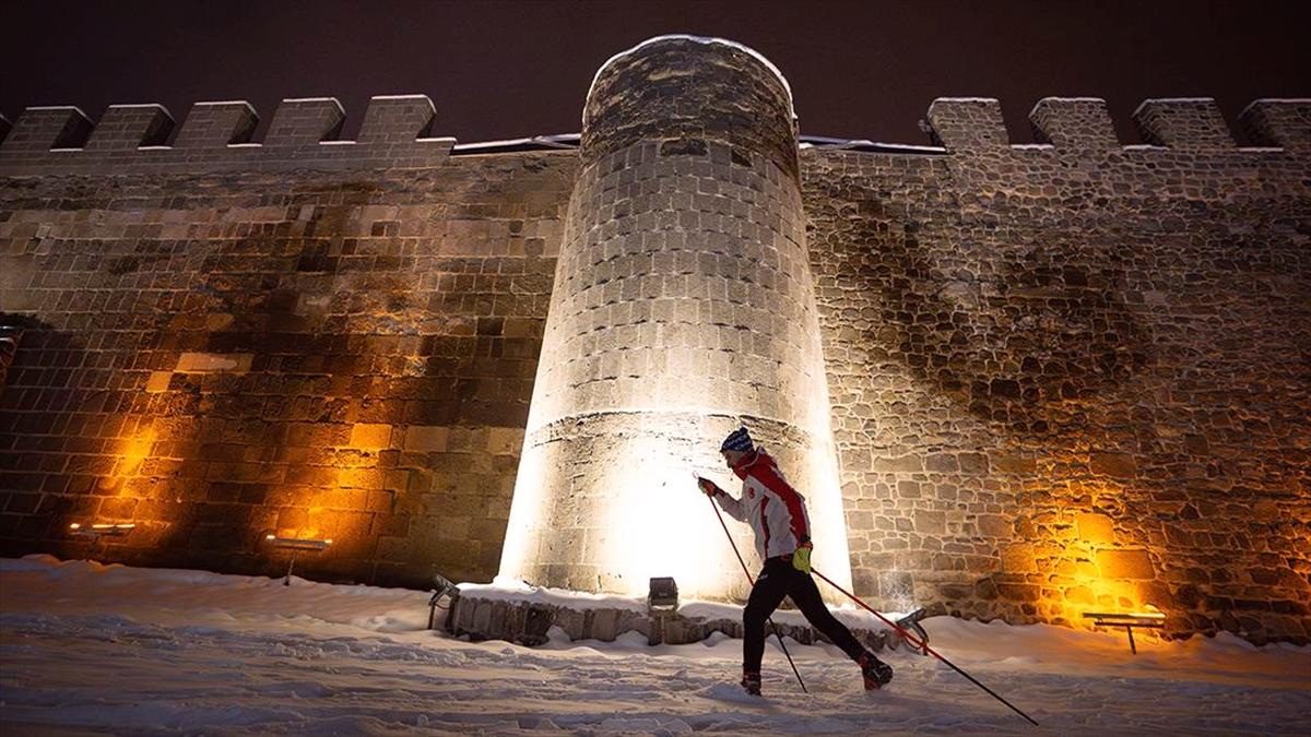 Milli sporcudan Erzurum'un tarihi yapıları arasında kayak keyfi