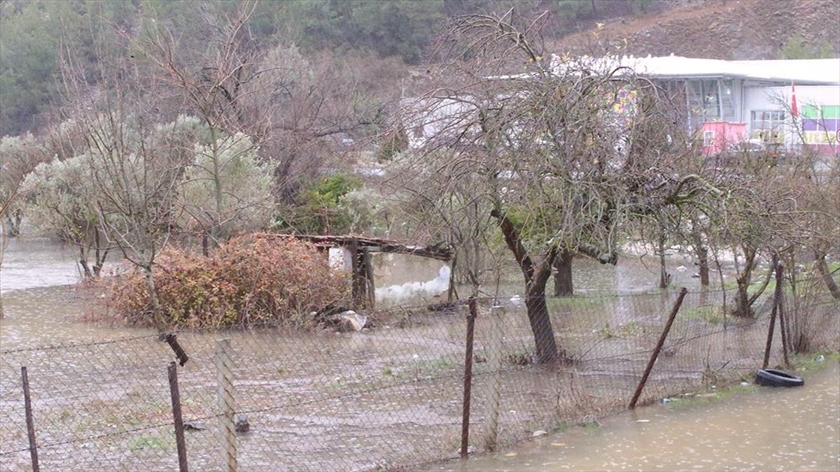 Muğla'da sağanak nedeniyle tarım arazileri sular altında kaldı