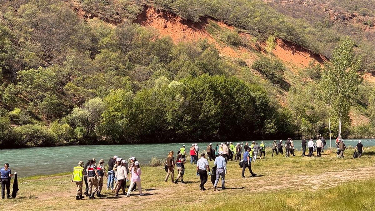 Munzur Vadisi Milli Parkı'nda 300 kişinin katılımıyla çevre temizliği yapıldı