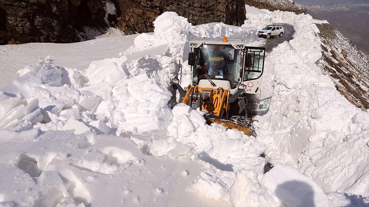 Muş ve Hakkari'de ekipler metrelerce karın bulunduğu yollarda çalışma yürüttü