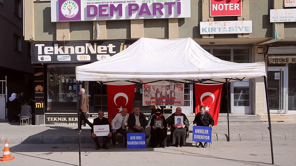 Muşlu aileler DEM Parti binası önündeki 