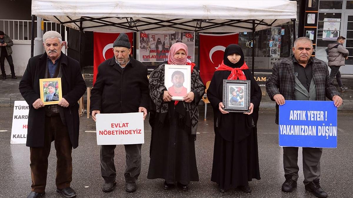 Muş'ta DEM Parti önünde eylem yapan ailelerden çocuklarına 