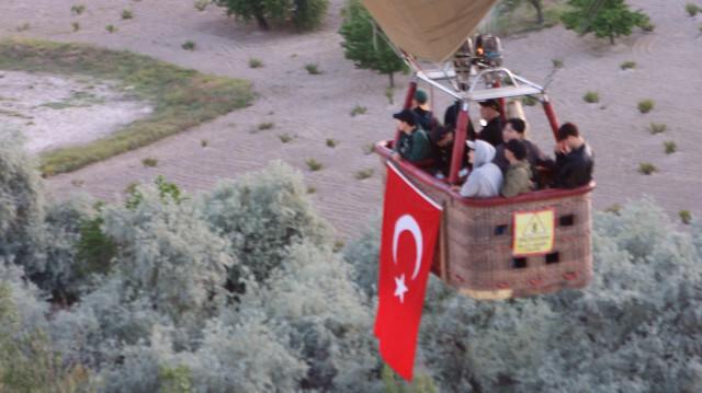 Nevşehir'de Sıcak Hava Balonları Türk Bayraklarıyla Yükseldi