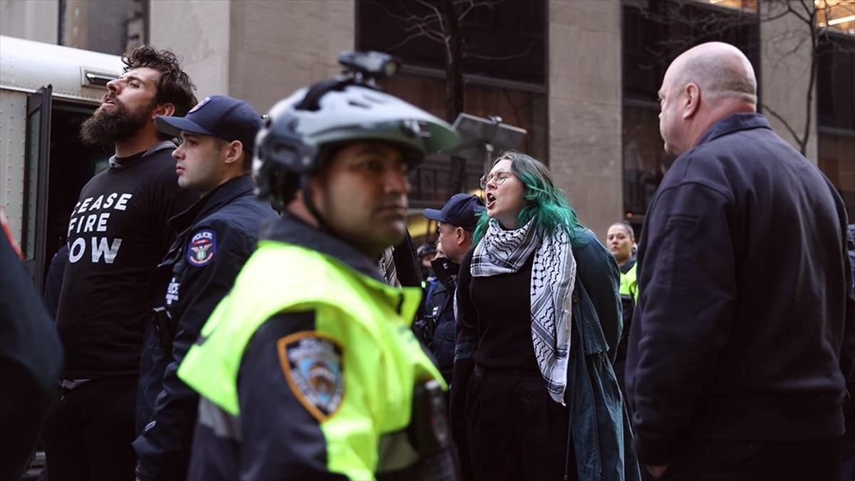 New York'ta, Biden'ı protesto eden 50'ye yakın protestocu gözaltına alındı