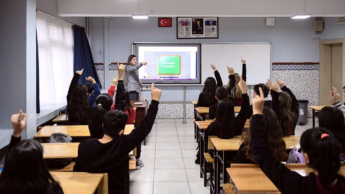 Öğretmenlerden bu yıl ikinci kez alınacak yer değiştirme başvuruları 11 Temmuz'da başlayacak