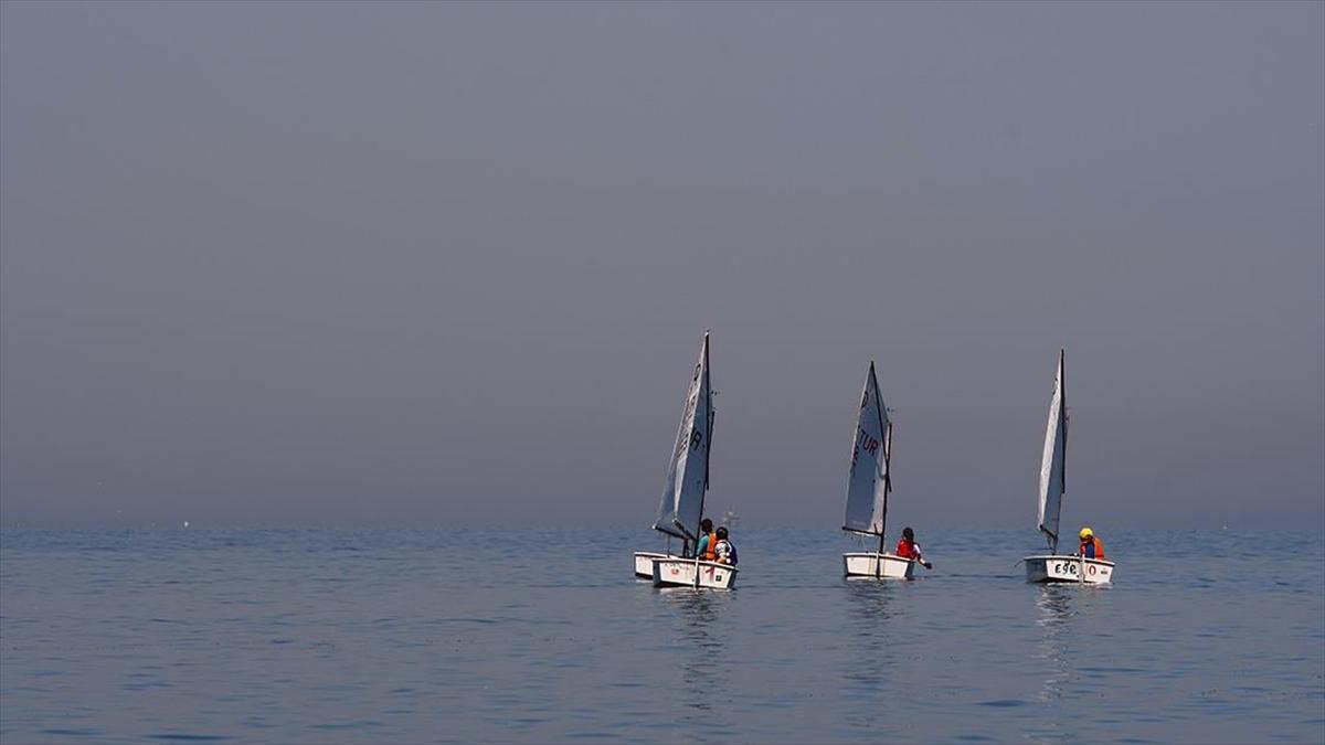 Ömrünü yelkenciliğe adayan kulüp başkanı, Mudanya'da sporcu yetiştiriyor