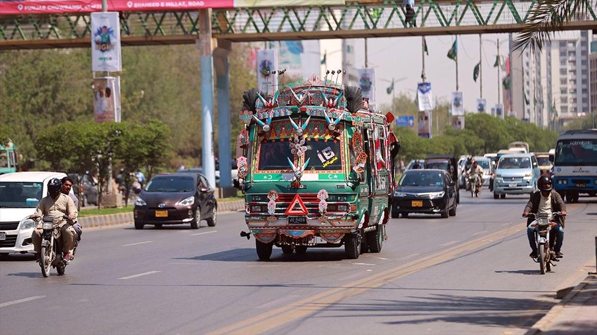 Pakistan'ın yollarını süslü otobüsler renklendiriyor