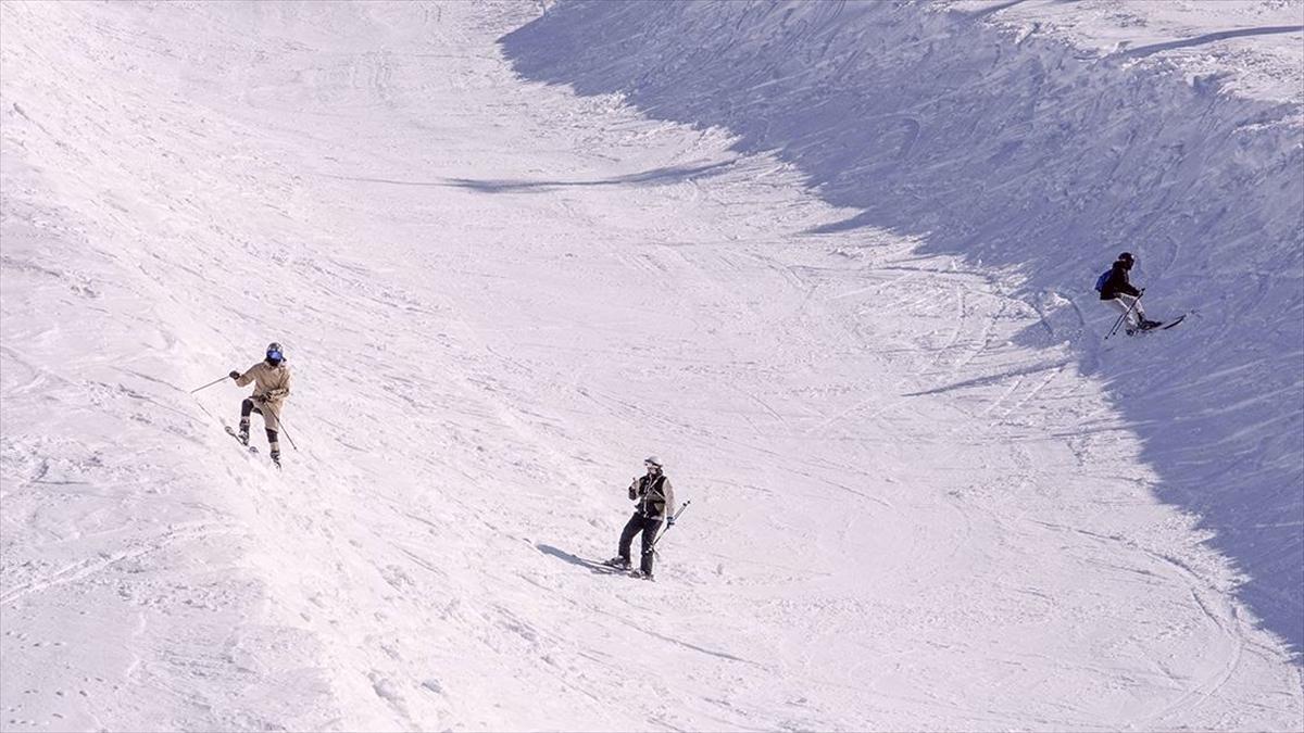 Palandöken ve Sarıkamış'ta martın son haftasında kayak keyfi sürülüyor