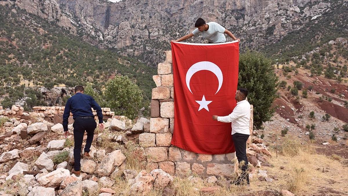 PKK'lı teröristlerin katlettiği yakınlarını, saldırının gerçekleştiği eve Türk bayrağı asarak andılar