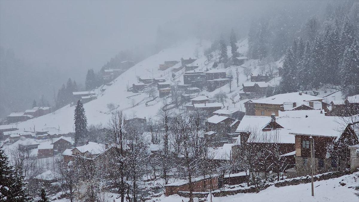 Rize'nin yüksek kesimlerine kar yağdı