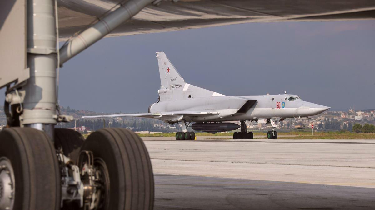 Rusya'da Tu-22M3 uzun menzilli bombardıman uçağı düştü