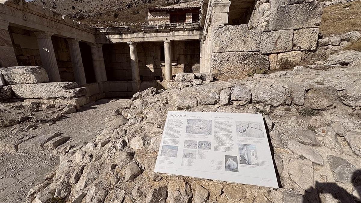 Sagalassos Antik Kenti'nde anıtsal Hadrianus Çeşmesi ayağa kaldırılıyor