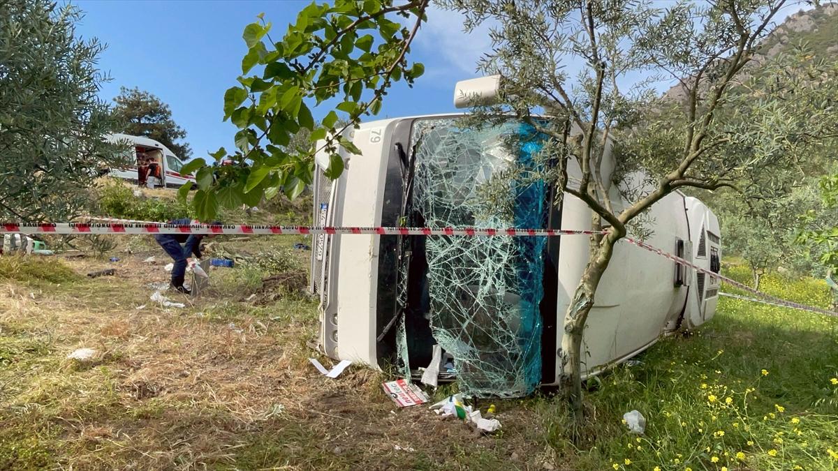 Sakarya'da üniversite öğrencilerini taşıyan midibüsün şarampole devrildiği kazada 12 kişi yaralandı