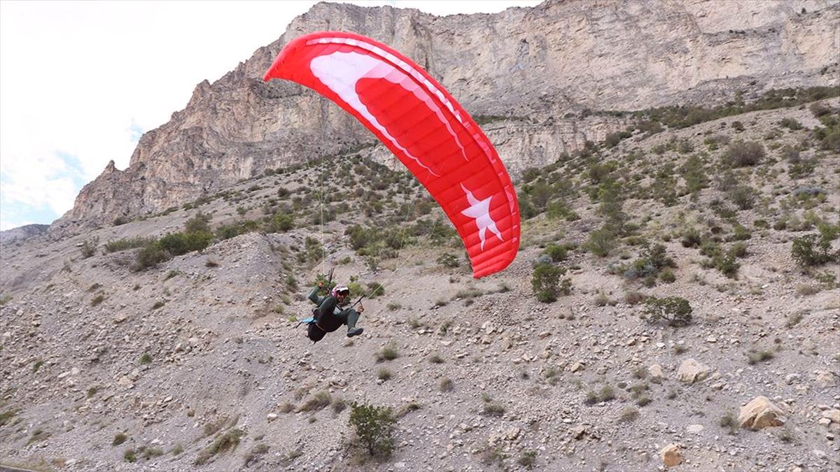 Şampiyon yamaç paraşütçü, hazırlıklarını Uzundere'nin sarp dağlarında yapıyor