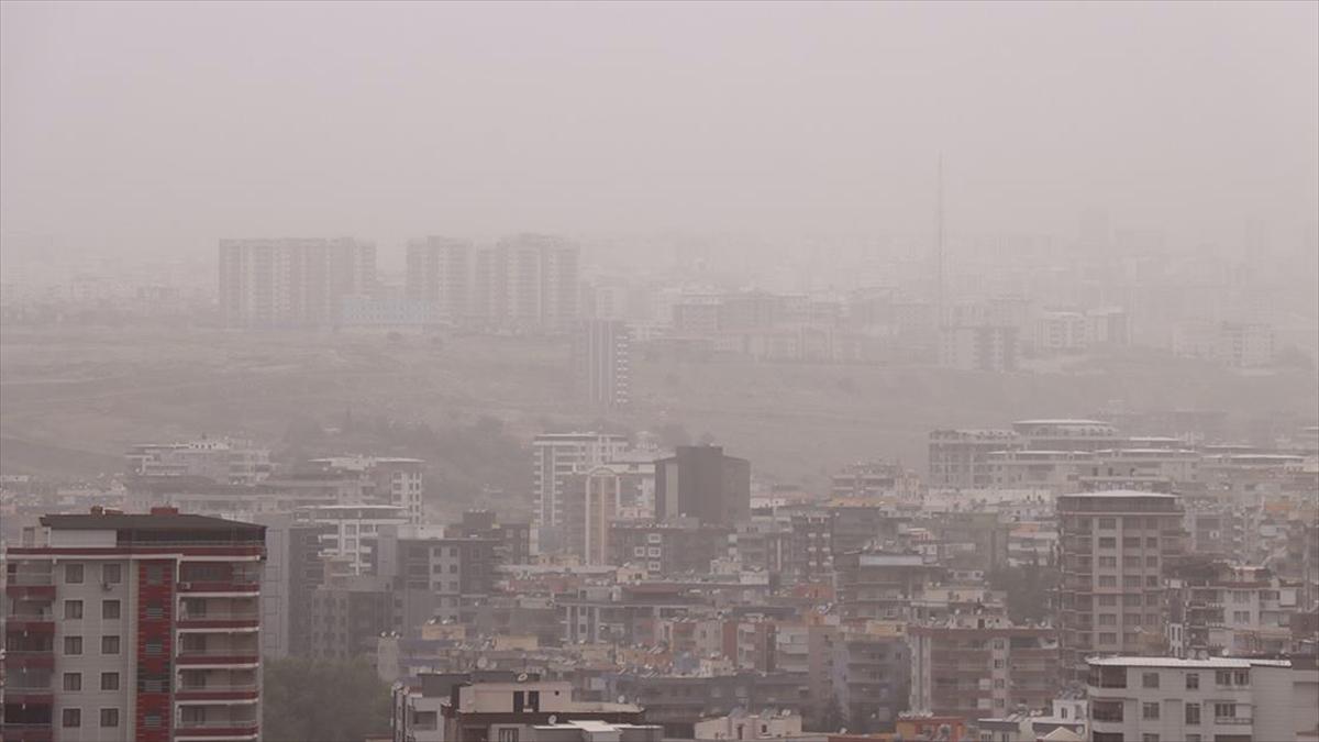 Şanlıurfa'da toz taşınımı etkili oldu