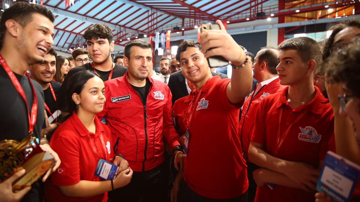 Selçuk Bayraktar, Mersin'deki TEKNOFEST yarışmalarına katılan takımlarla buluştu