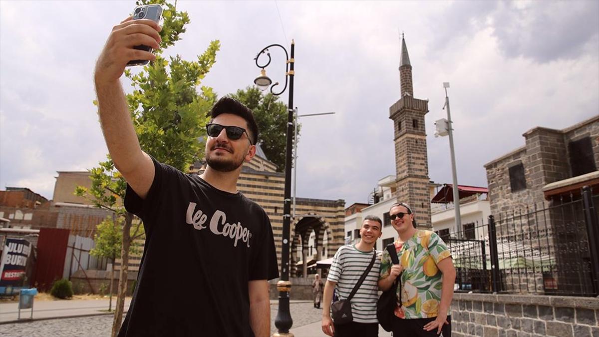 Seyahatsever Projesi: Gençlerin Yaz Tatili Deneyimleri