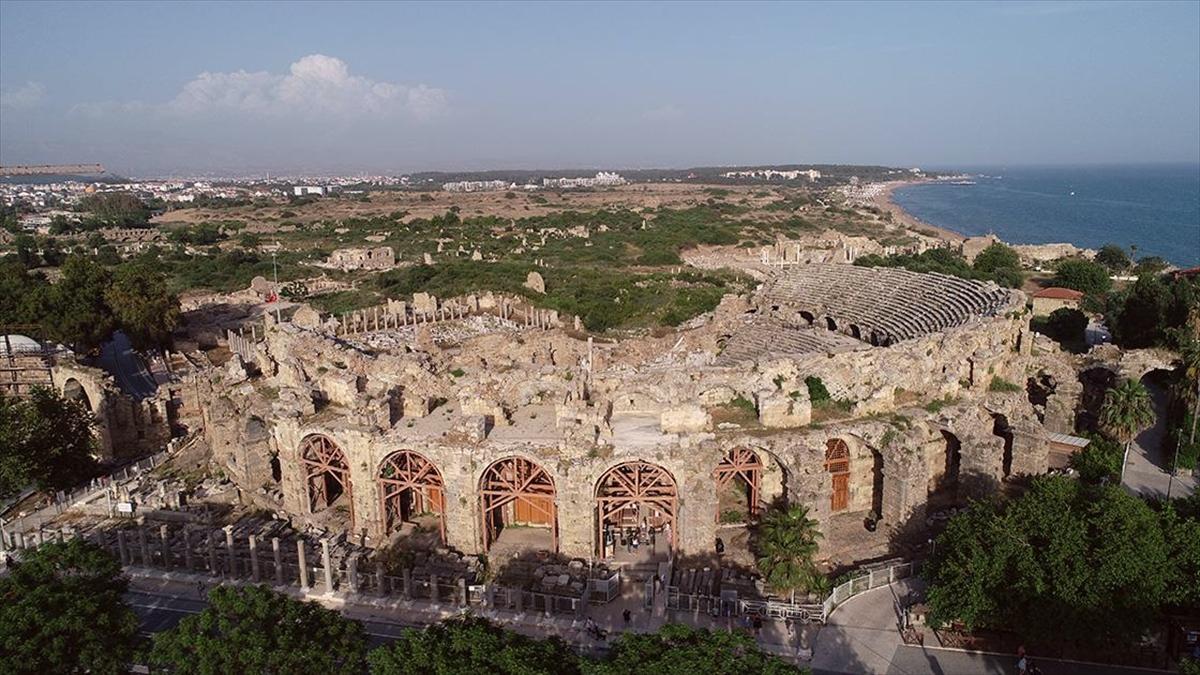 Side'de mitolojik ilham perisi Kalliope'nin betimlendiği mozaik zemin gün yüzüne çıkarıldı