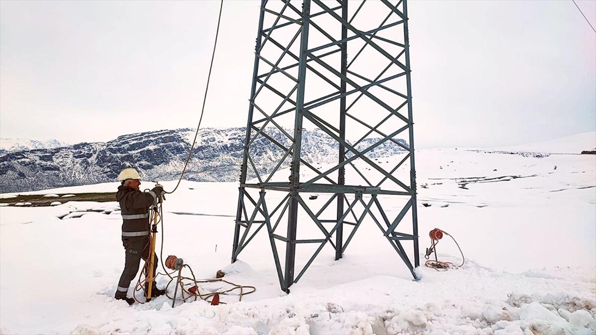 Siirt'te hava muhalefetinin neden olduğu, 12 köyü etkileyen elektrik arızası giderildi