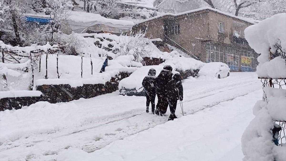 Şırnak'ın 2 ilçesinde olumsuz hava koşulları nedeniyle eğitime yarın ara verildi