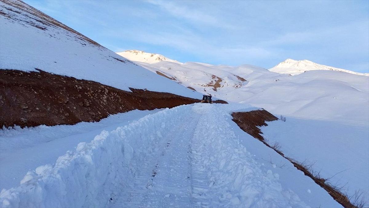 Şırnak'ta kar kalınlığının 3 metreyi aştığı Faraşin Yaylası'nda yol açma çalışmaları sürüyor