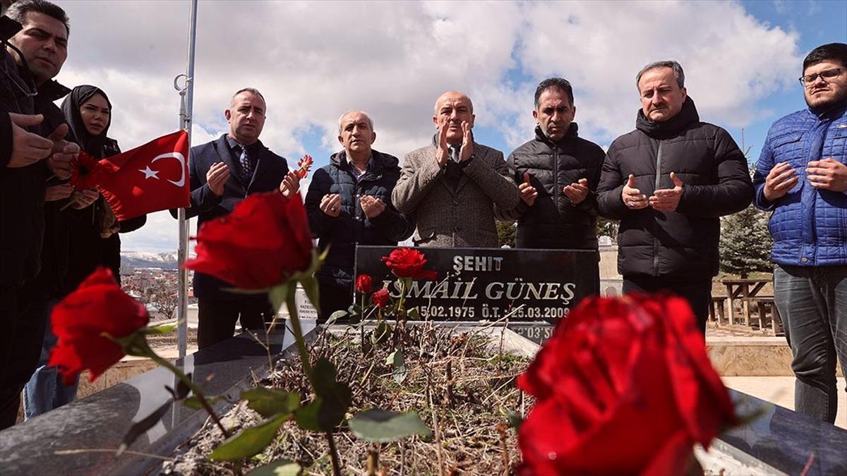 Sivas'ta meslektaşları gazeteci İsmail Güneş'i kabri başında andı