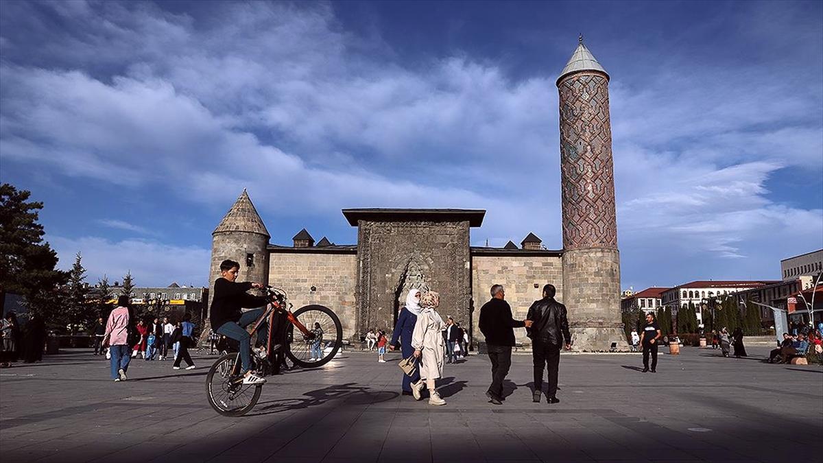 Soğuk iklimiyle türkülere konu olan Erzurum 