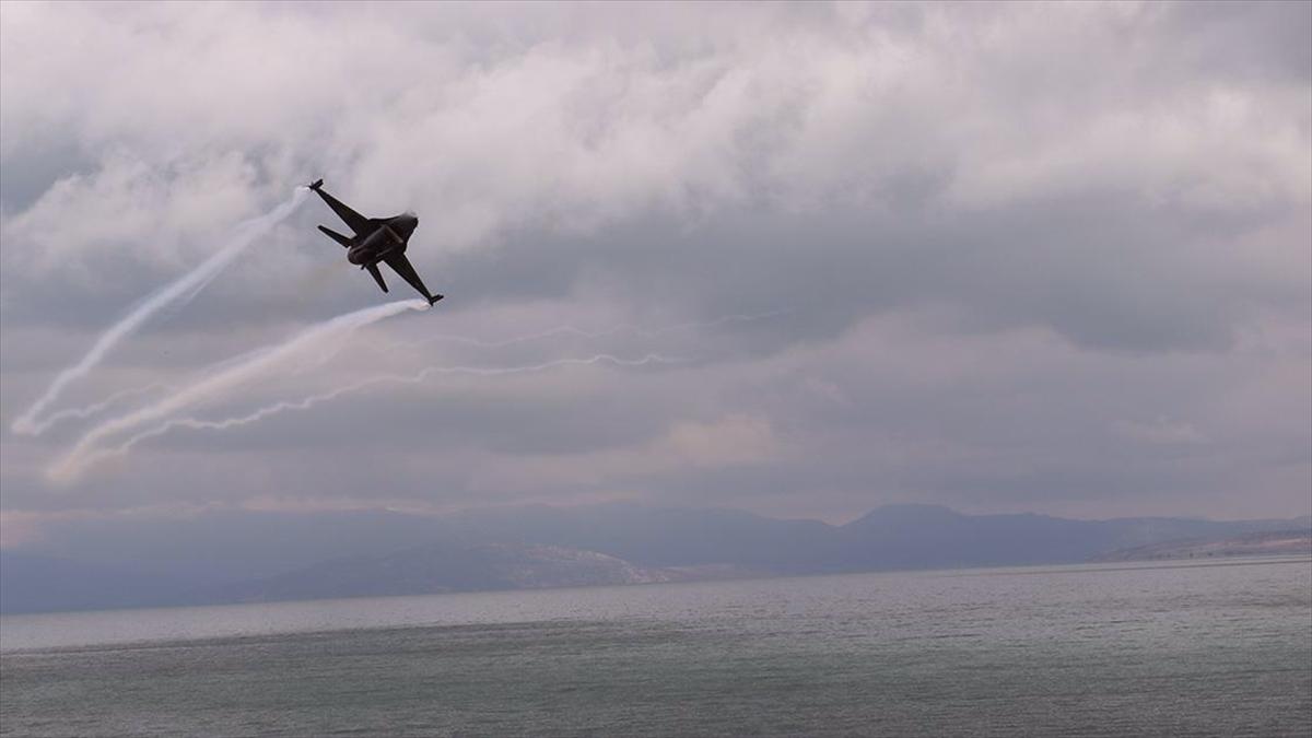 SOLOTÜRK, Isparta semalarında gösteri uçuşu yaptı