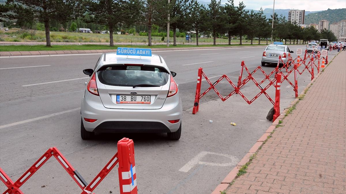 Sürücü adaylarına direksiyon sınavında park manevrasında iki deneme hakkı verilmesi bekleniyor