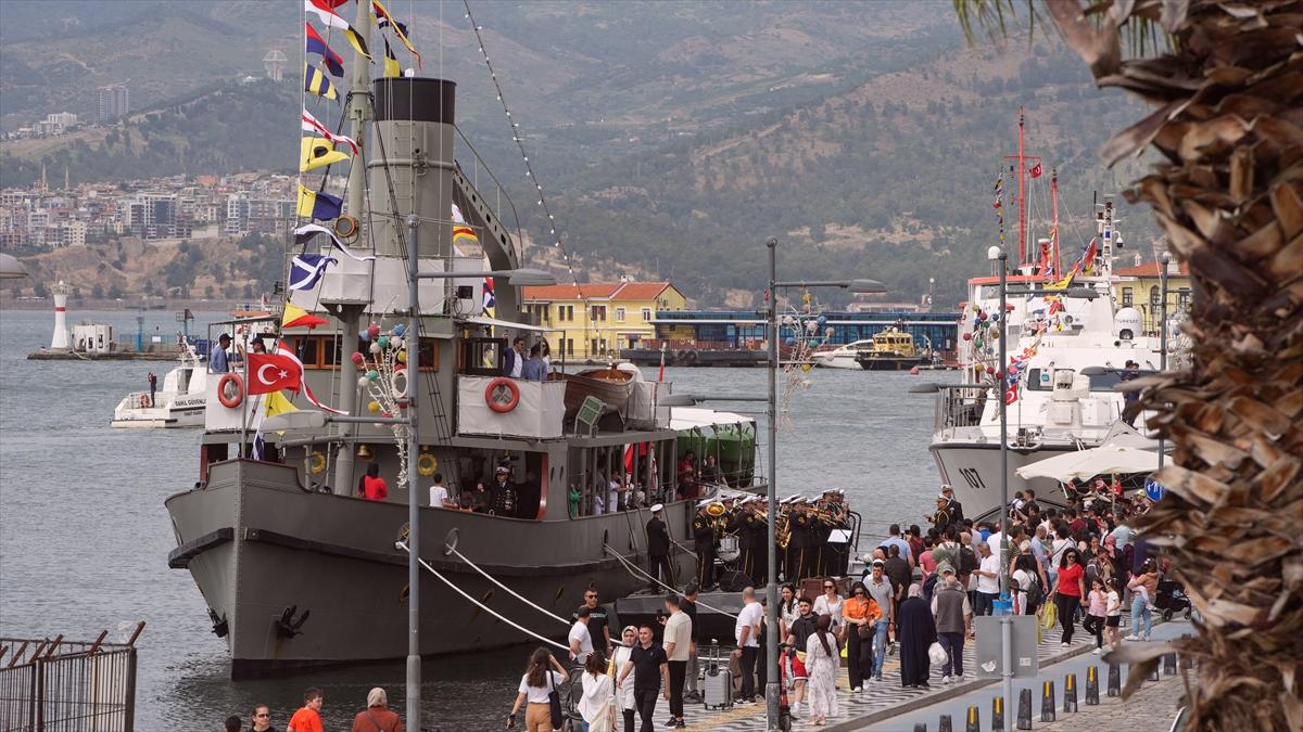 TCG Nusret Müze Gemisi, İzmir'de halkın ziyaretine açıldı