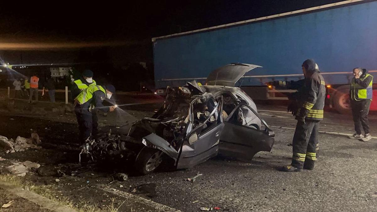 Tekirdağ'da otomobil ile iş makinesi çarpıştı: 5 kişi öldü, 1 kişi yaralandı