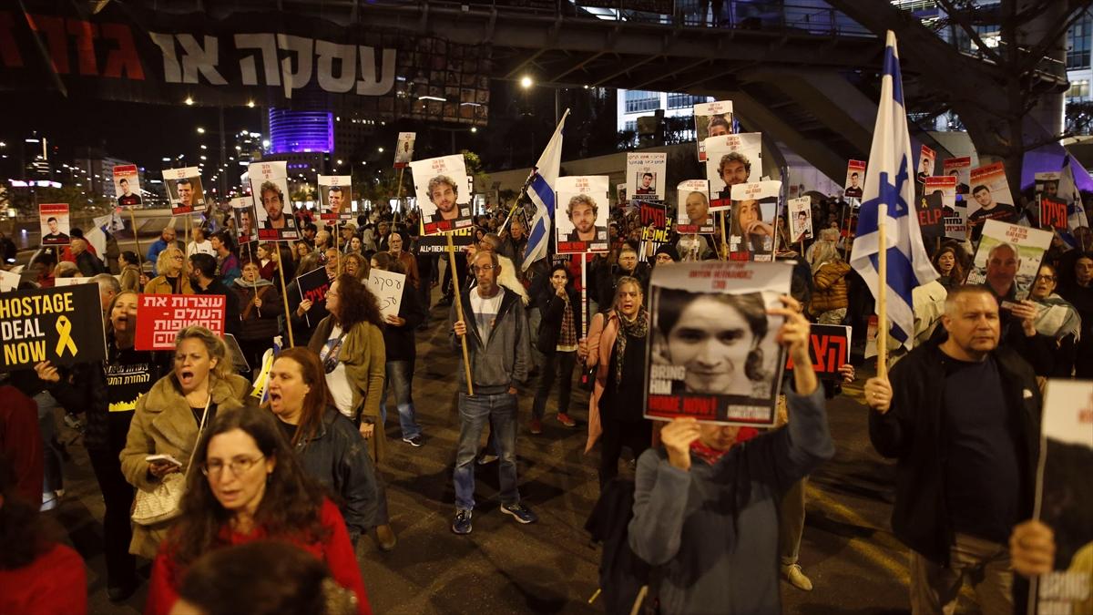 Tel Aviv’de binlerce İsrailli protestocu Netanyahu'ya istifa ve erken seçim çağrısı yaptı