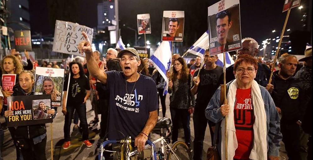 Tel Aviv’de toplanan binlerce İsrailli, Netanyahu'ya istifa çağrılarını yineledi