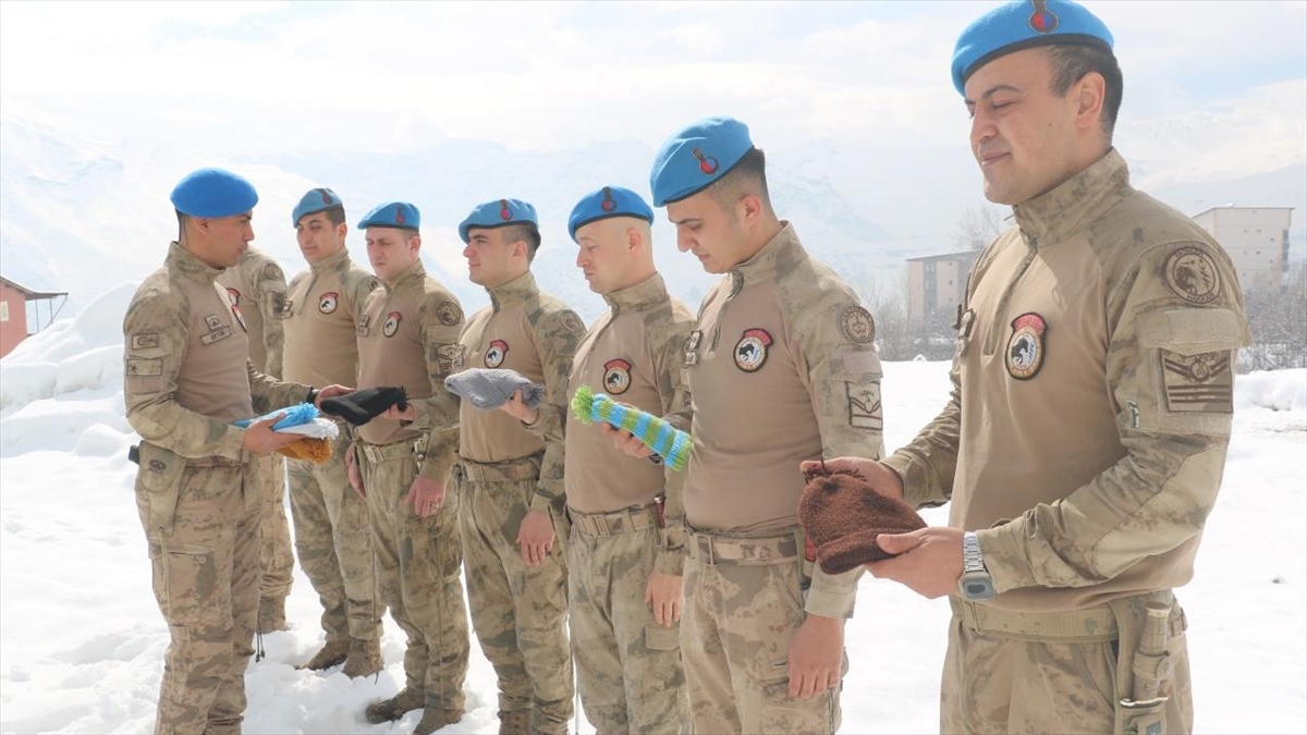 Trabzon'da yaşayan 57 yaşındaki kadın ördüğü bereleri Hakkari'deki jandarmaya gönderdi