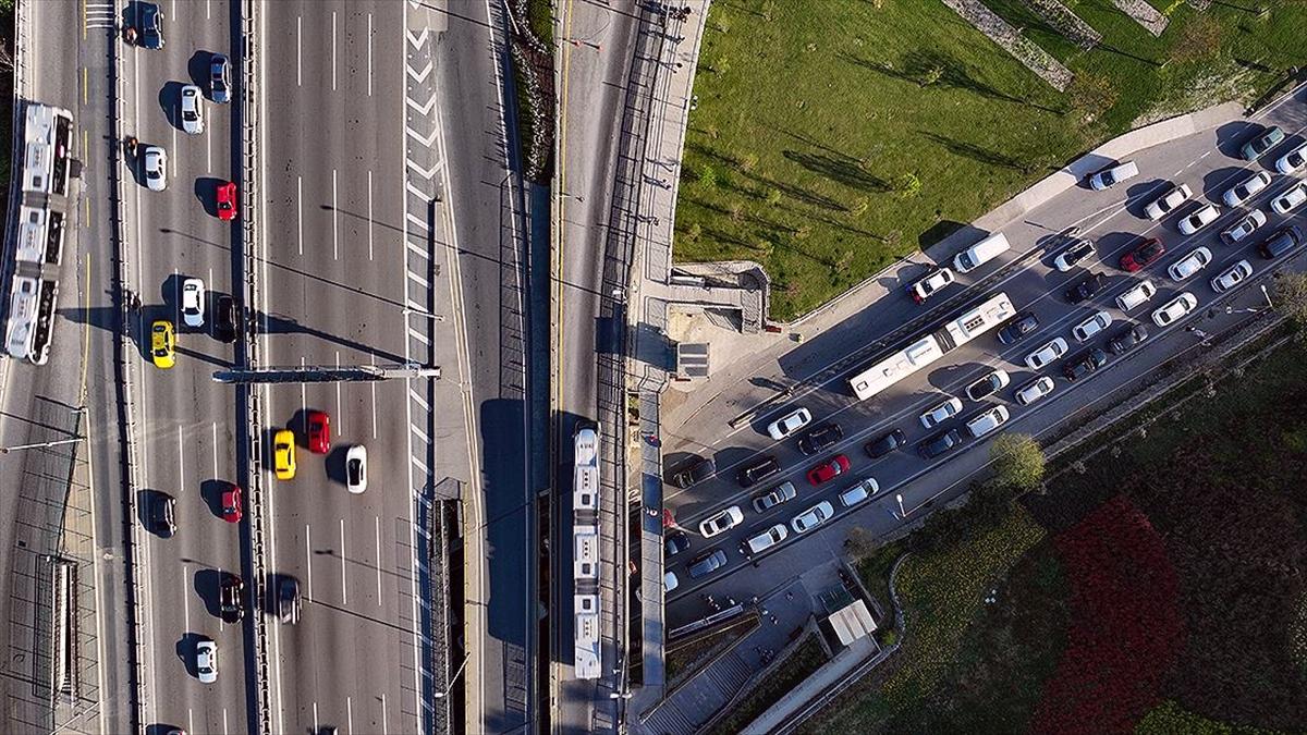 Trafiğe nisanda 196 bin 309 taşıtın kaydı yapıldı