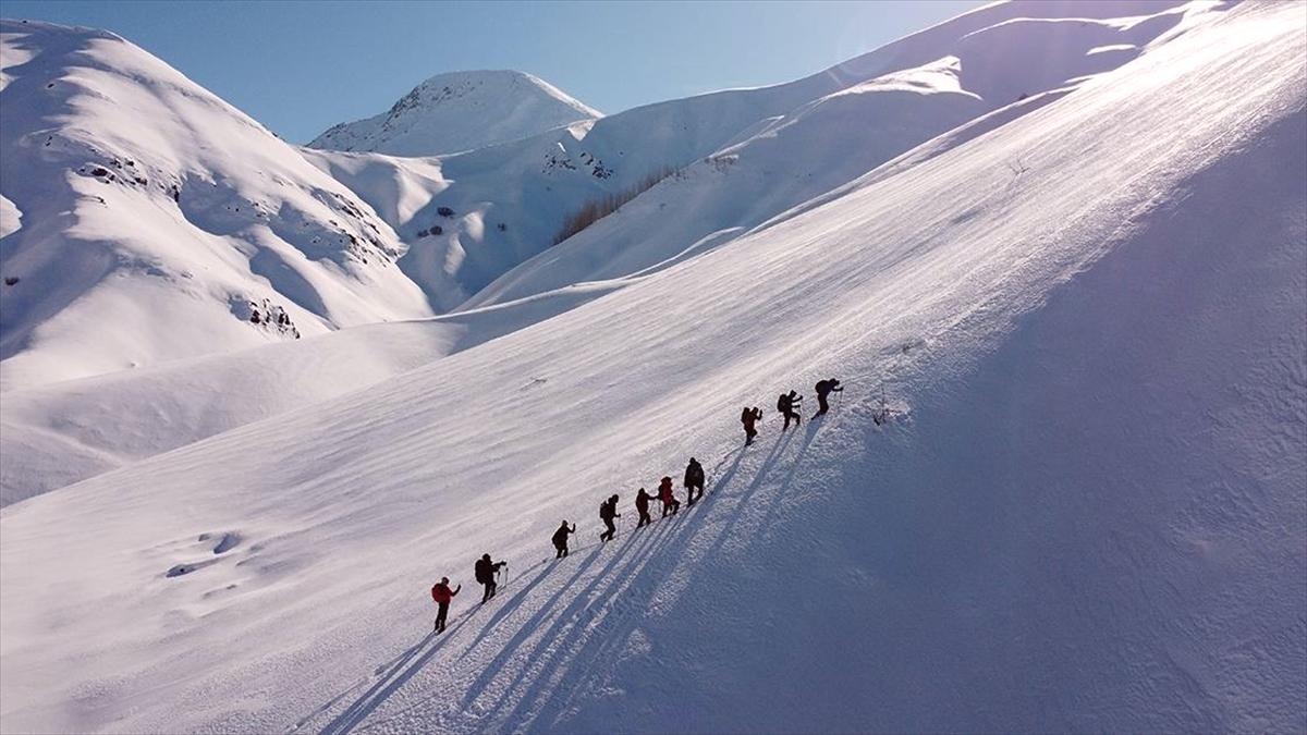 Tunceli'de dağcılar zirve hedefine metrelerce karı aşıp ulaşıyor