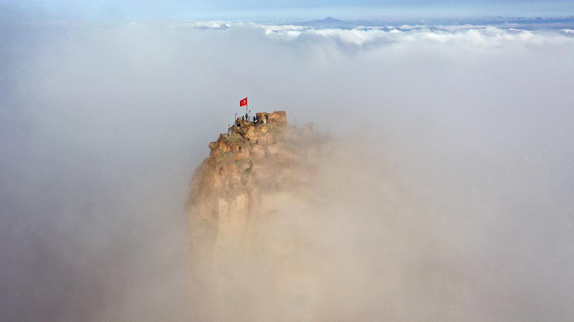 Turistler Kapadokya'daki seyir noktasından 