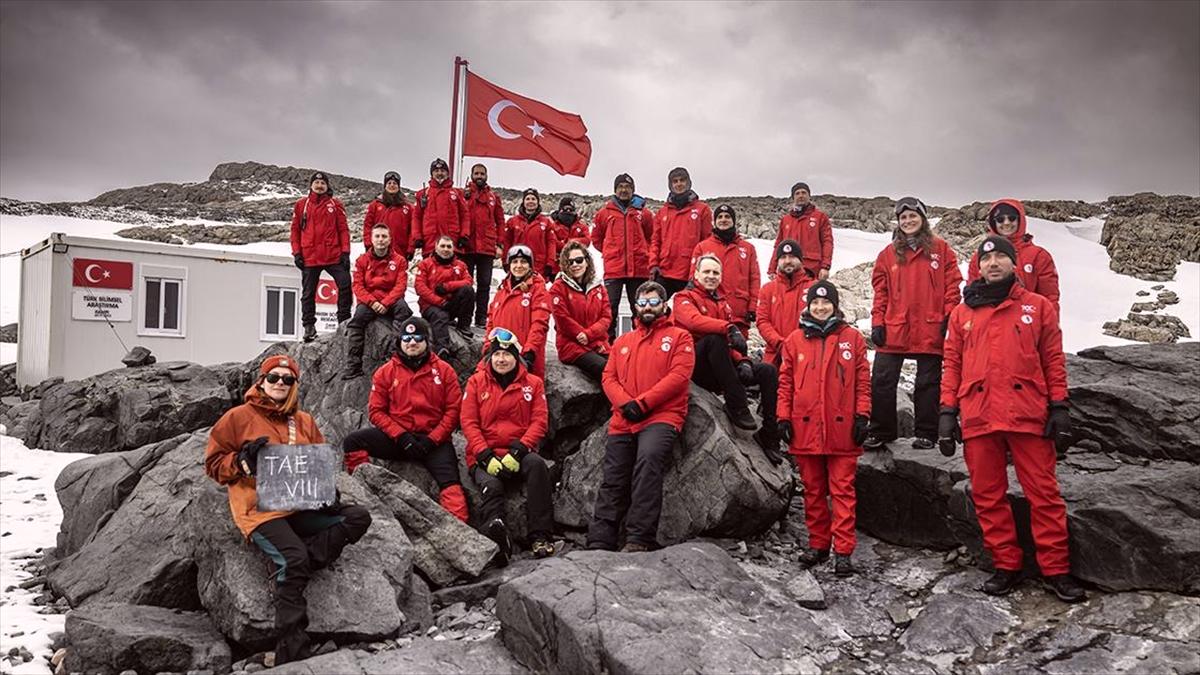 Türk bilim insanları, dünyanın geleceği için sorularının cevaplarını Antarktika'da aradı