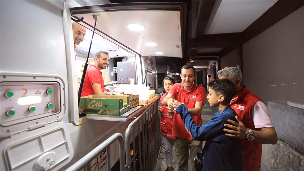 Türk Kızılay, Lübnan'dan tahliye edilen Türk vatandaşlarına beslenme desteği sağlıyor