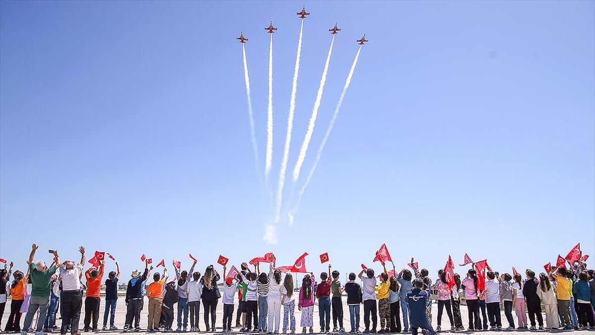 Türk Yıldızları'nın kahraman pilotları, çocuklara 23 Nisan coşkusu yaşattı