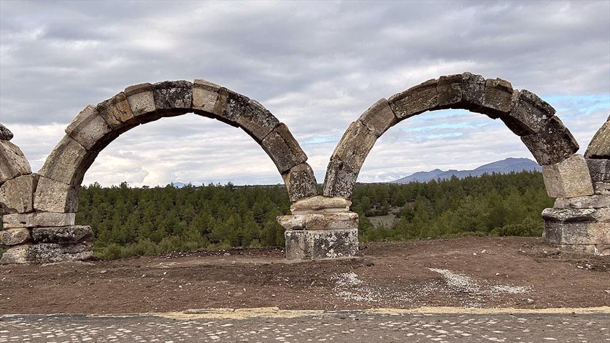 Uşak'taki Blaundos Antik Kenti'nin su kemerleri ayağa kaldırılıyor