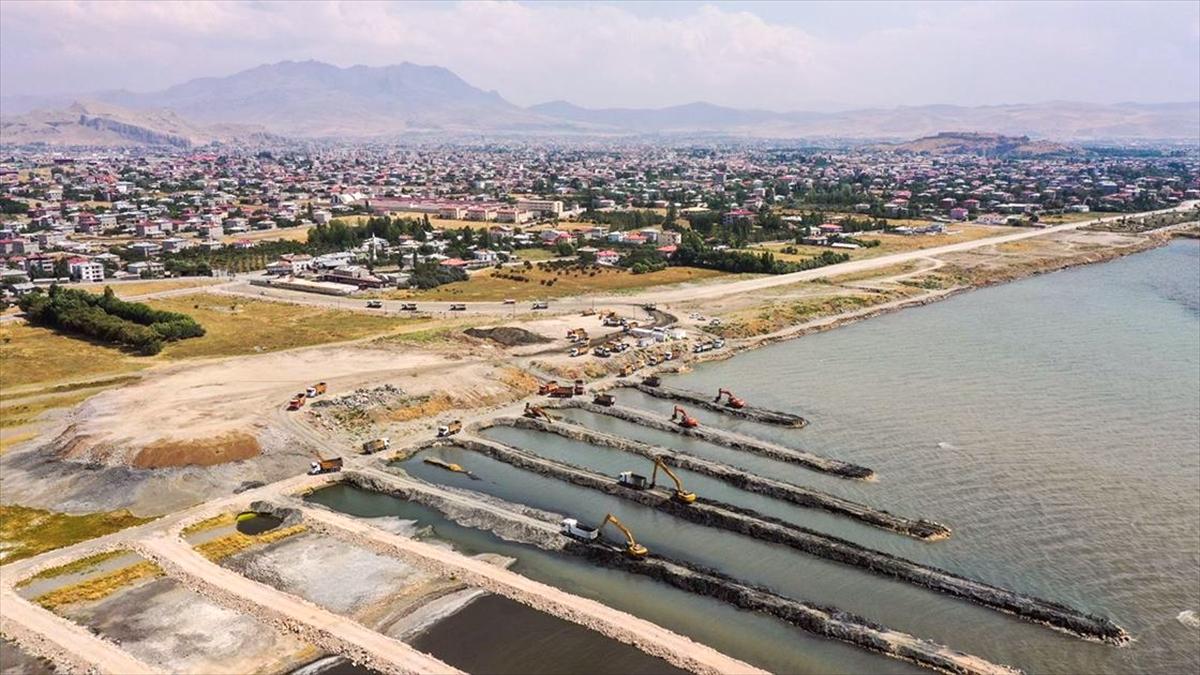 Van Gölü'nün zemininden 1 milyon 950 bin metreküp dip çamuru ve balçık çıkarıldı