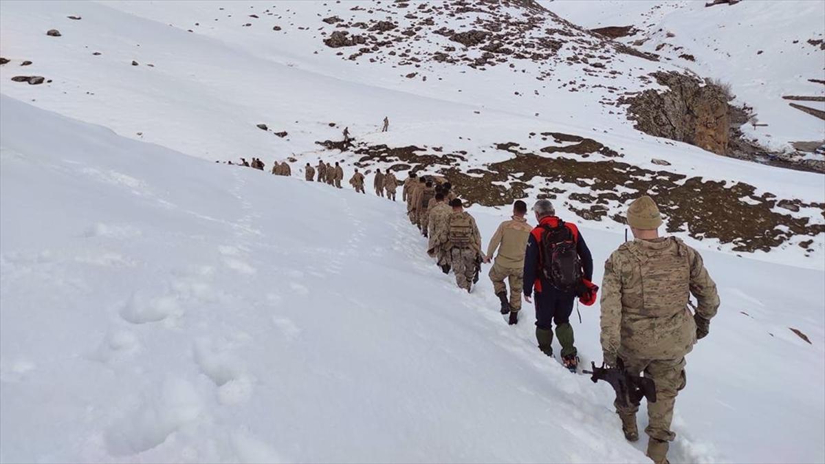 Van'da arama kurtarma eğitimi alan güvenlik korucuları çığ tatbikatı yaptı