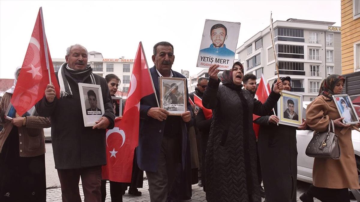 Vanlı aileler, DEM Parti İl Başkanlığı önündeki eylemlerini sürdürdü