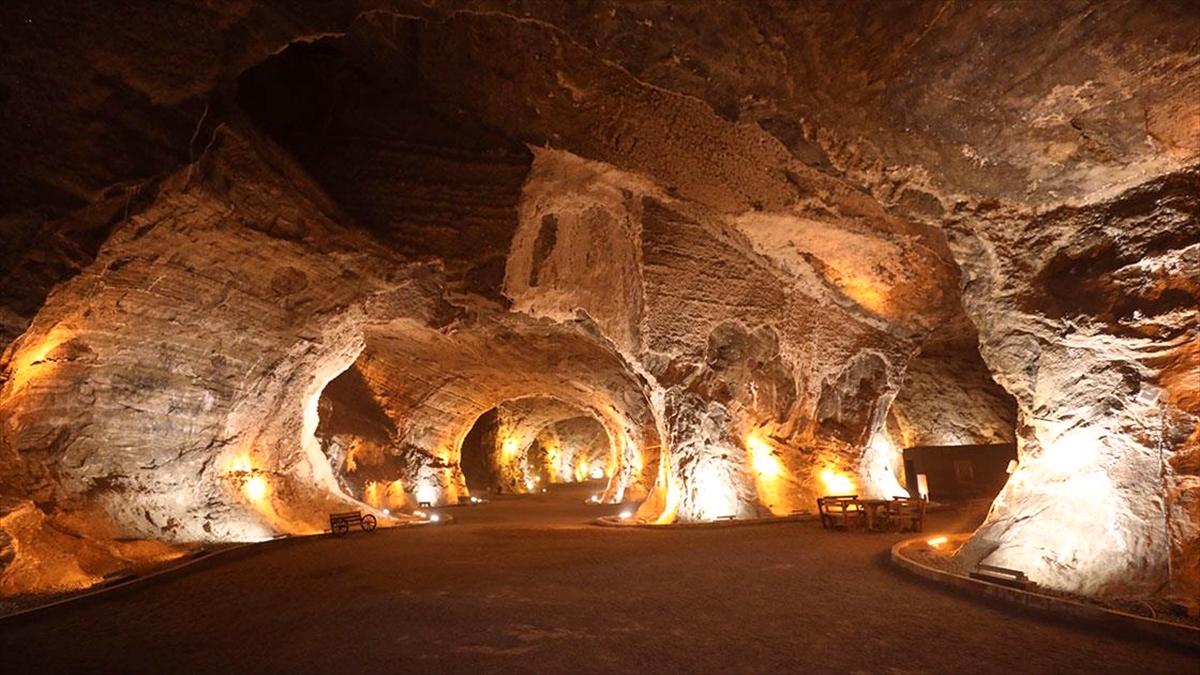 Yer altındaki tuz mağaraları, kışın da turistlerin ziyaret rotasında oluyor