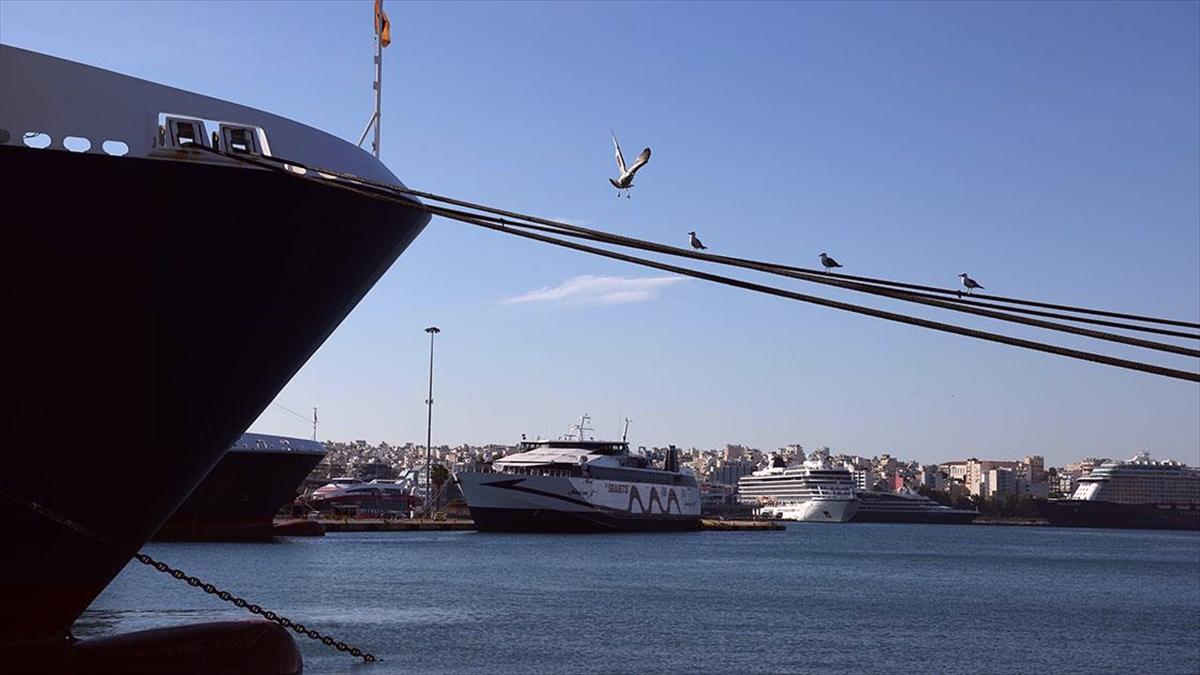 Yunanistan'da deniz yolu ulaşımındaki grev 48 saat uzatıldı