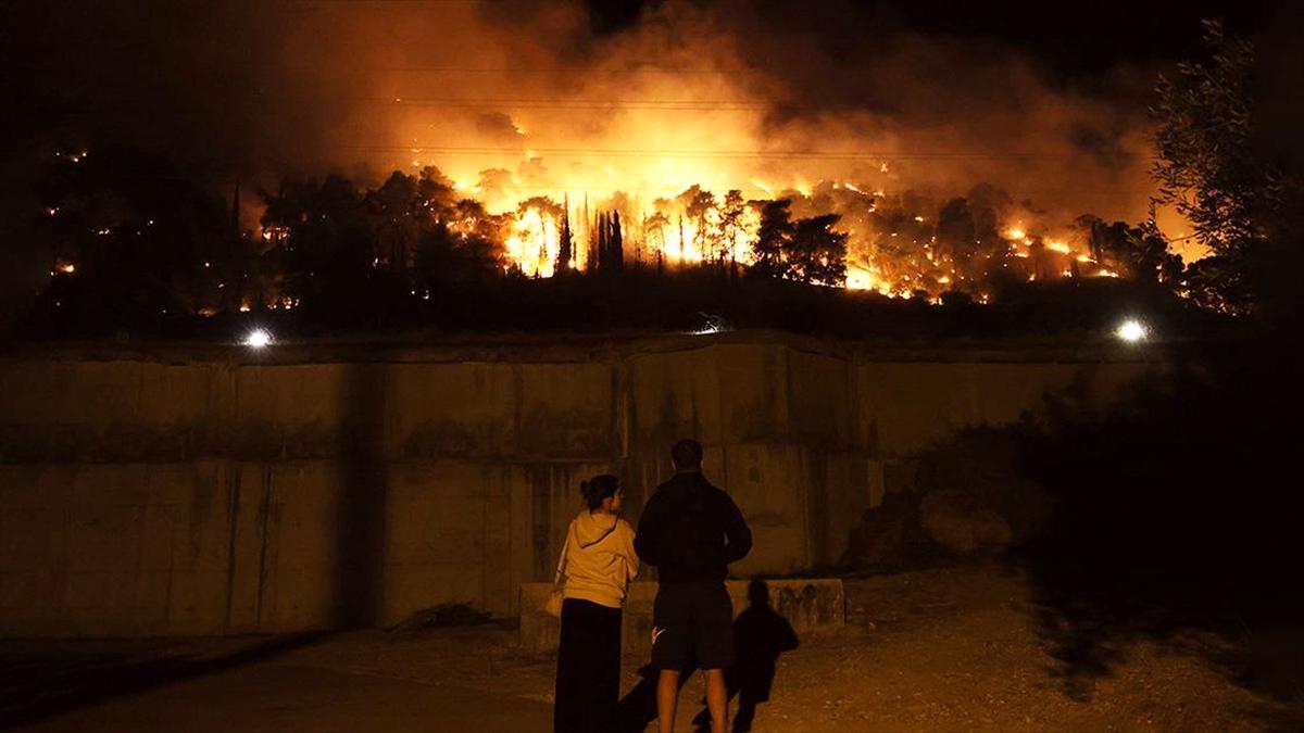 Yunanistan'ın Mora Yarımadası'nda yangın nedeniyle köylerin tahliyesi istendi